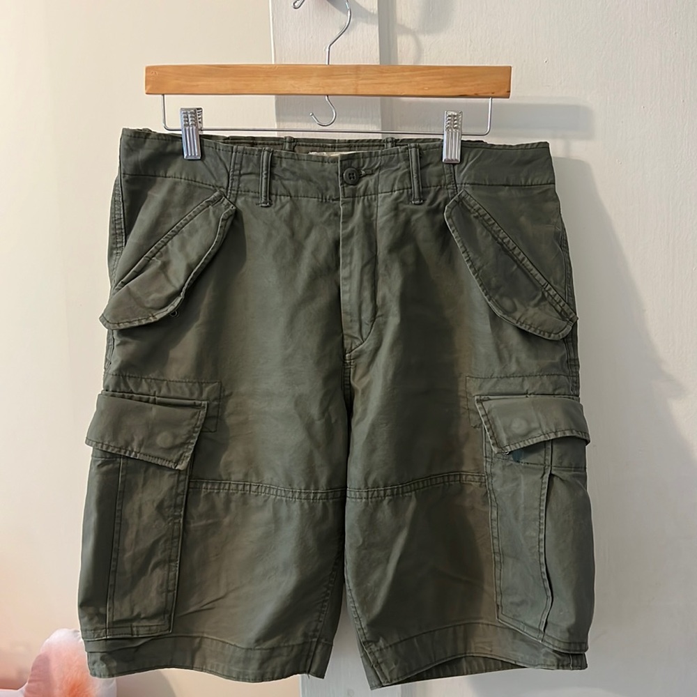 Great condition cargo shorts from H&M in olive green waist 33